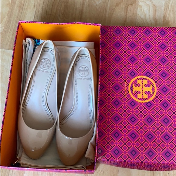 Beige Tory Burch Patent Leather Pump worn once - Picture 3 of 9